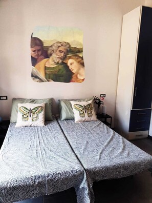 2 soverom, skrivebord, strykejern/-brett og wi-fi (inkludert)