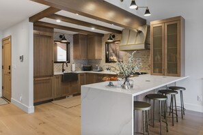 Kühlschrank, Mikrowelle, Ofen, Geschirrspüler