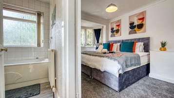 3 bedrooms, iron/ironing board, WiFi, bed sheets