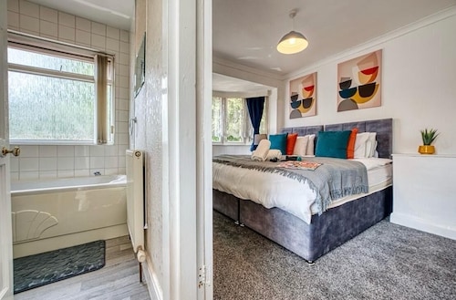 3-bedroom apartment in awesome Birmingham with WiFi