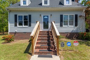 Exterior detail - 3-bedroom house in charming Lillington, office & darkening bedroom window vinyl. (Lillington)