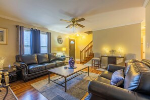 Smart TV, fireplace, printers - 3-bedroom house in charming Lillington, office & darkening bedroom window vinyl. (Lillington)