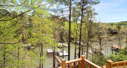 Thistle Brae - Dock Toys galore! And Pet-Friendly!