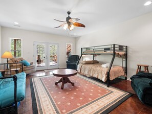 3 bedrooms, free WiFi, bed sheets - Thistle Brae - near Lakeshore Marina (Houston)