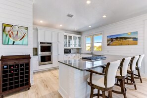 Køleskab, mikrobølgeovn, ovn, kogeplade