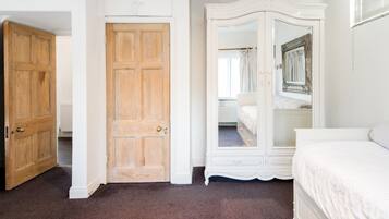 4 bedrooms, WiFi, bed sheets