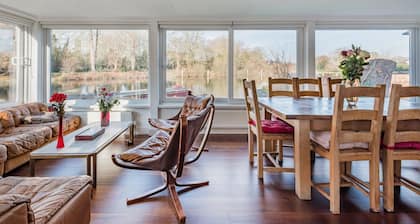 Tranquil riverside retreat on the Thames near Windsor