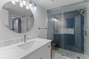 Douche, serviettes fournies, savon, papier de toilette