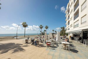 Outdoor dining - Cozy & Comfy Seaside Retreat in Estepona (Estepona)
