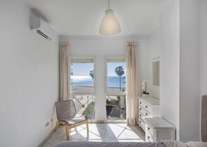 2 bedrooms, iron/ironing board, WiFi, bed sheets - Cozy & Comfy Seaside Retreat in Estepona (Estepona)