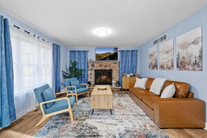 Smart TV, fireplace, table football - Poconos Getaway w/ Game Zone. Dog friendly (Pocono Lake)