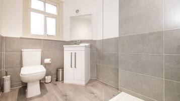 Rumah, beberapa kamar | Kamar mandi