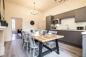 Maison Deluxe, plusieurs chambres | Cuisine privée | Bouilloire électrique