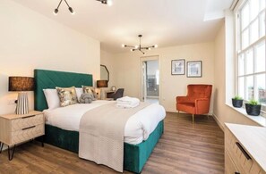 Maison Deluxe, plusieurs chambres | 8 chambres, fer et planche à repasser, accès au Wi-Fi (inclus)