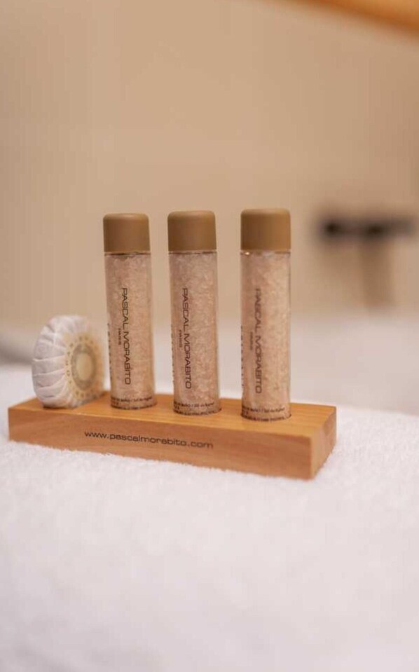 Three cylindrical containers labeled "PASCAL MORABITO" on a wooden base with a website URL. - Hotel Tinah: Elegance and Comfort Near the Champs-elysees (Paris)