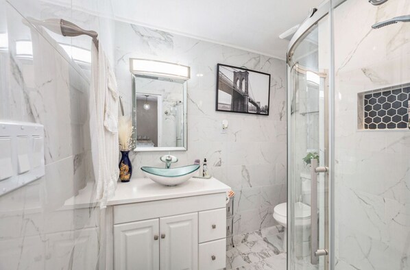 Dusche, Handtücher, Seife, Toilettenpapier