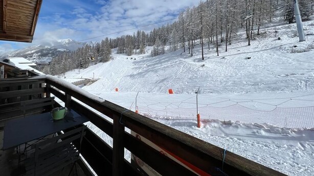 A snow-covered ski slope with a wooden fence in the foreground and a mountain in the background. - 200m from ski slopes, view ski slopes, swimming pool, sauna, tv, ski locker, 35m², Les Orres (Les Orres)