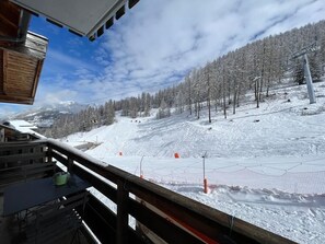 A snow-covered ski slope with a wooden fence in the foreground and a mountain in the background. - 200m from ski slopes, view ski slopes, swimming pool, sauna, tv, ski locker, 35m², Les Orres (Les Orres)