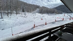 A snowy ski slope with a chairlift and trees in the background. - 200m from ski slopes, view ski slopes, swimming pool, sauna, tv, ski locker, 35m², Les Orres (Les Orres)