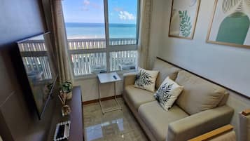 Apartamento básico | Área de estar | Smart TV 40 polegadas com canais digitais, Netflix