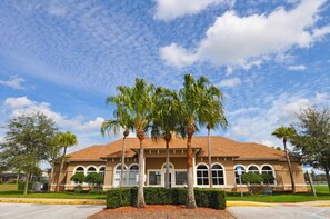 Exterior - Dales Dream: 7 Bedroom Villa w/ South Facing Pool & Spa – Sleeps 14 (Davenport)