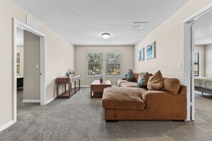 TV, table tennis - Spacious 6BR Villa w/ Pool, Game Room & Loft – 15 Mins to Disney (Davenport)