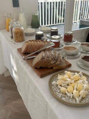 Free daily buffet breakfast  - Bay Haven Collection (Cape Town)