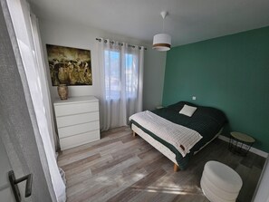 4 quartos, ferros/tábuas de passar roupa, berço de viagem, Wi-Fi
