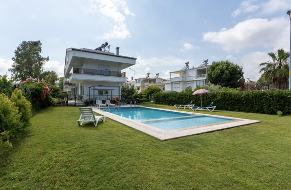 Outdoor pool - VILLA OLINDA 4 BED with huge garden (Serik)