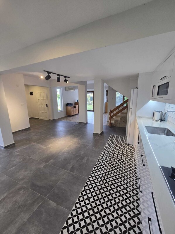 Villa, Garden View | Private kitchen