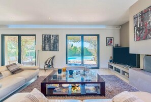 Smart TV - Villa Aix-en-Provence Piscine et calme absolu (Aix-en-Provence)