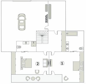 Ein Hotelgrundriss mit einem Parkplatz, einer Treppe und mehreren Zimmern.