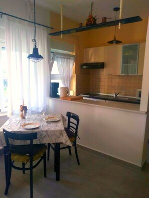 Apartment | Dining - Studio Mare Close to the Beach (Rab)
