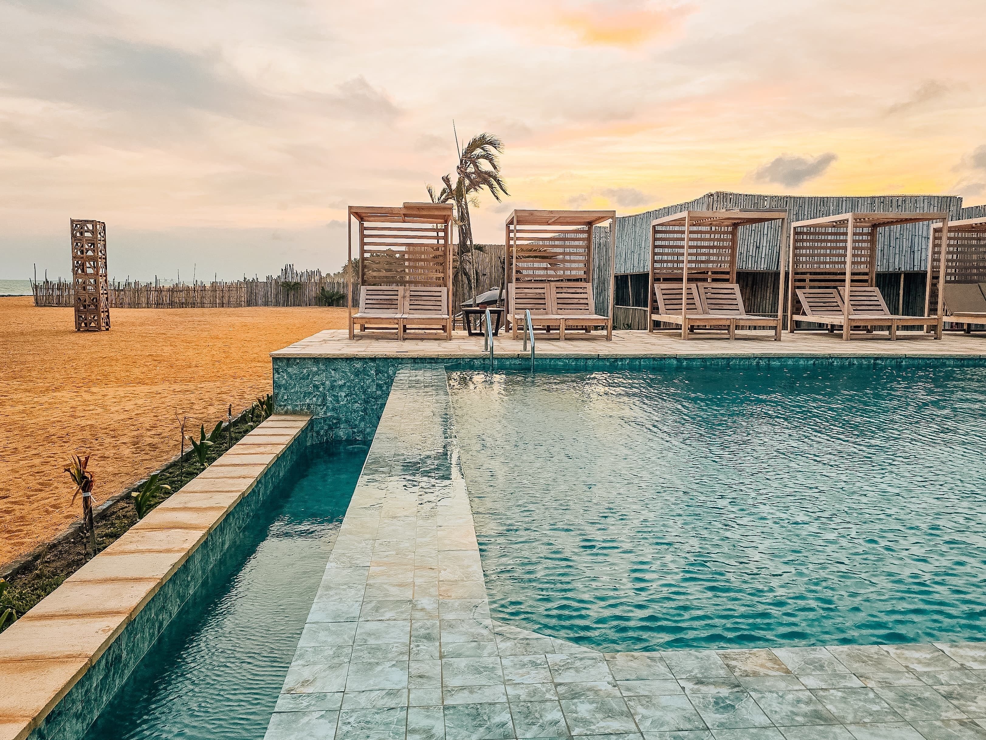 Utendørsbasseng og solsenger