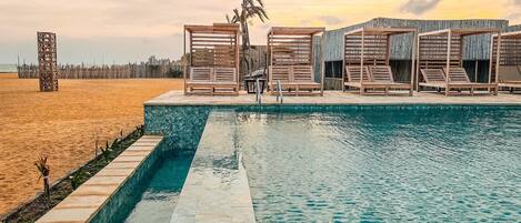 Piscine extérieure, chaises longues