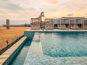 Outdoor pool, sun loungers - MIADJOE BEACH RESORT (Aného)