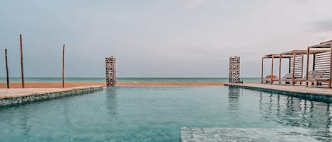 Piscina externa, espreguiçadeiras