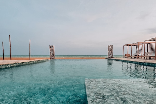 Hồ bơi ngoài trời, ghế dài tắm nắng