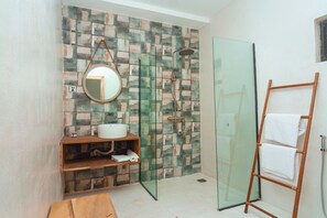 Habitación Deluxe doble, balcón | Cortinas opacas y wifi gratis