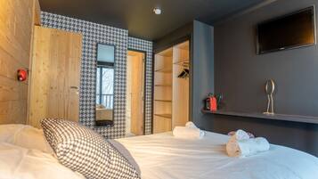 2 bedrooms, bed sheets