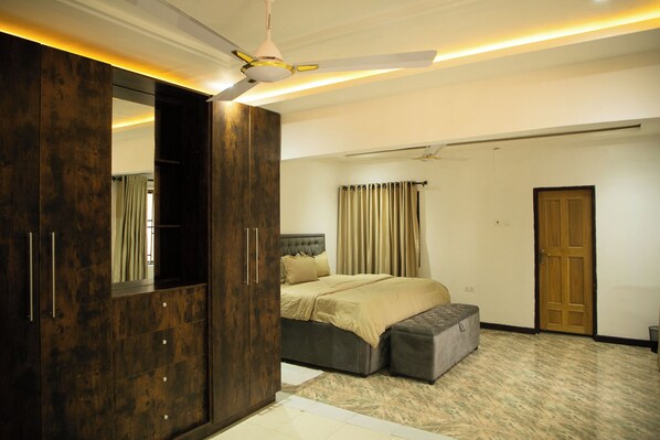 4 bedrooms, iron/ironing board, WiFi, bed sheets - Lovely spacious family sized Villa situated 2 minutes to Achimota Mall (Tantra Hill)