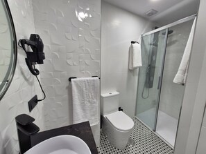 Shower, hair dryer, towels, soap - Charming 2-bedroom apartment with WiFi, AC in lovely Ourense (Ourense)