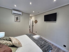 2 عدّة غرف نوم ومكواة/لوح كي وواي فاي وملاءات أسرّة