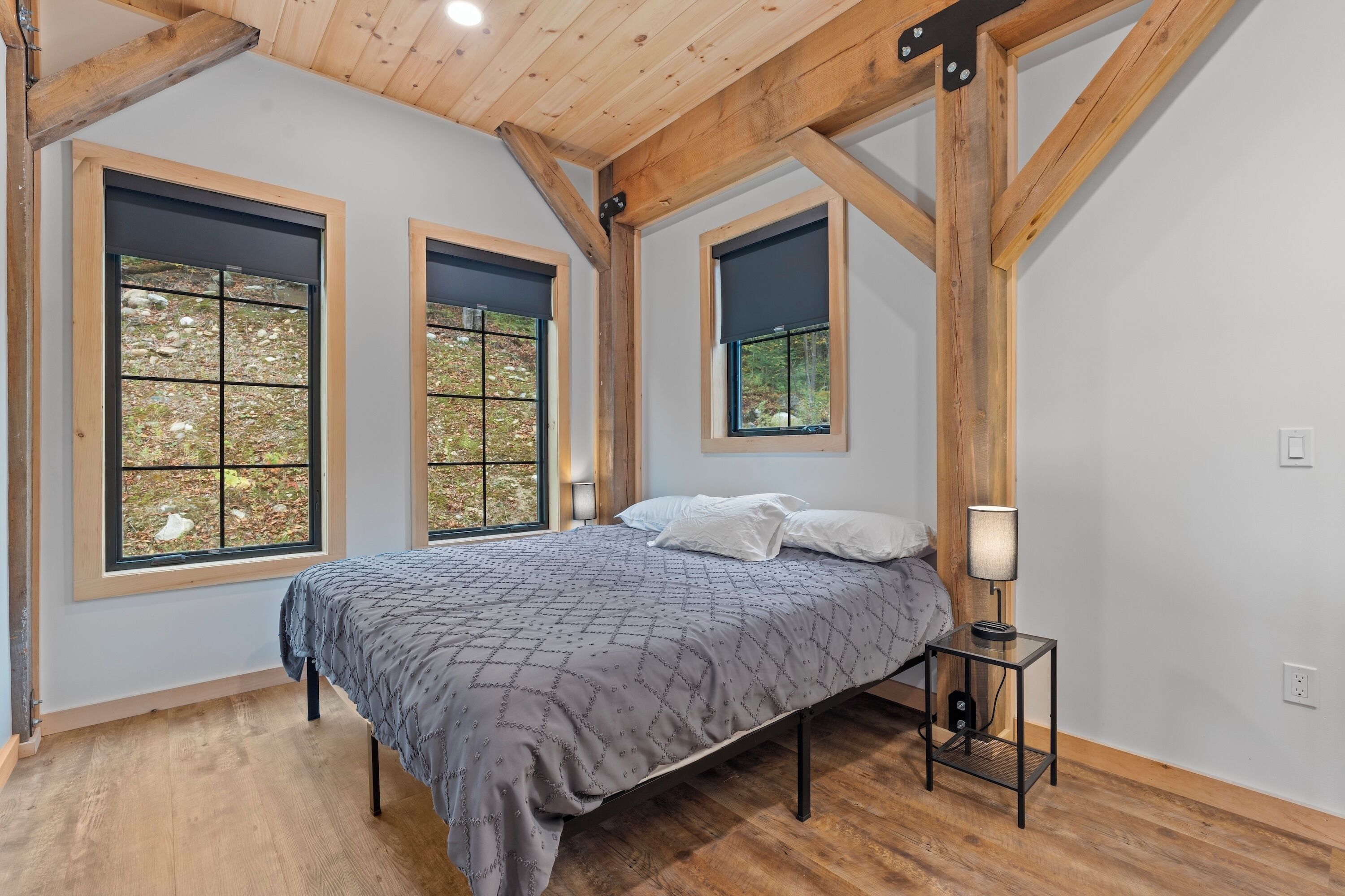 4 bedrooms, desk, WiFi, bed sheets