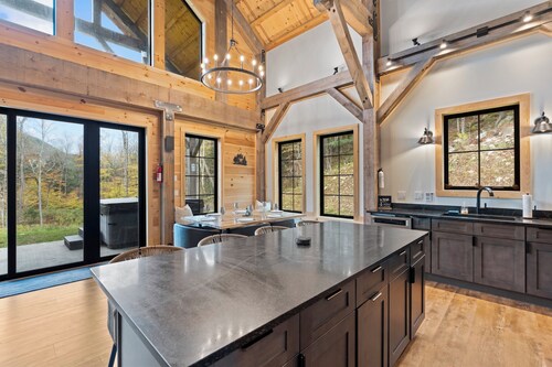 Mountain Views. Hot Tub. , 5 Wooded Acres. Private Pond