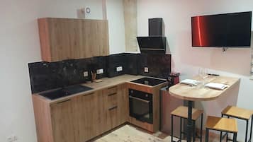 Kühlschrank, Ofen, Herdplatte, Wasserkocher mit Kaffee-/Teezubehör
