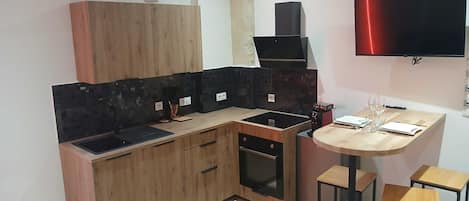 Kylskåp, ugn, spishäll och kaffe- och tebryggare