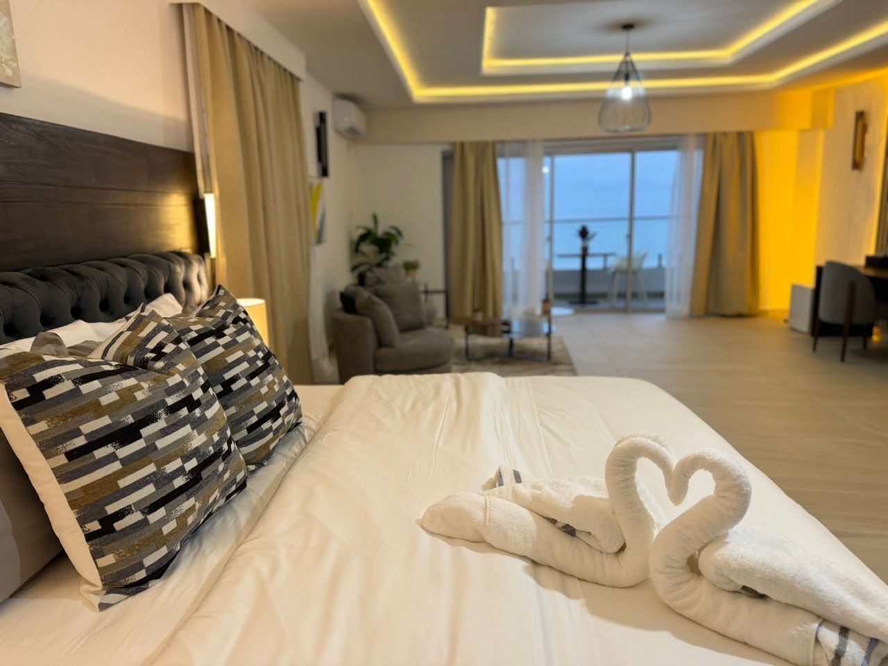 Suite estudio superior, acceso a la alberca, vista al océano | Espacio para trabajar con laptop y ropa de cama 