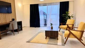 Superior-Studiosuite, Poolzugang, Meerblick | Wohnbereich