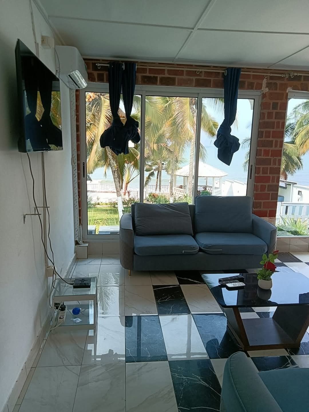 Apartamento básico, vista para o oceano, ao lado da praia | Área de estar